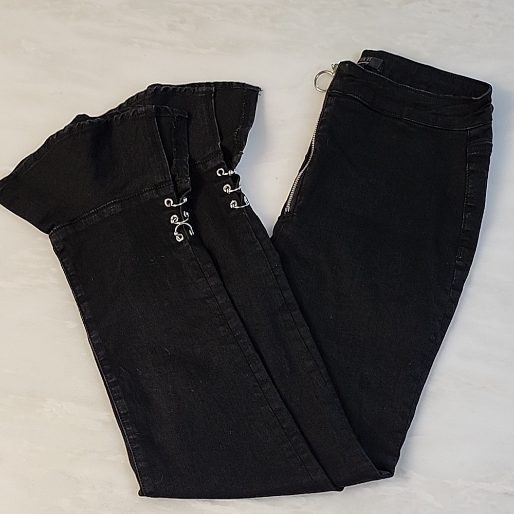 FOREVER 21 BLACK PANTS SIZE 29 RING PIERCINGS ON A FLARE RUFFLE HEM ,EXPOSED ZIP